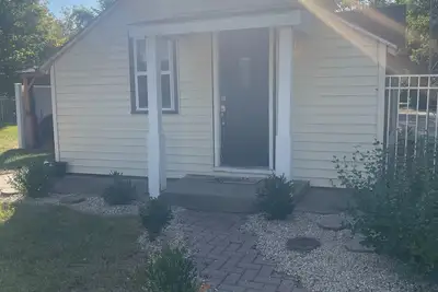 Image de Charming 2-bed bungalow 2 bed 1 bath house fenced yard washer and dryer private