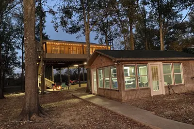 Image de Cozy 2-bedroom lakefront fishing and hunting cabin in Jonesville with WiFi, Ac