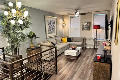 Image de Spacious 5-bedroom, 2. 5 baths Coach House in East Pilsen with A/C and Wifi