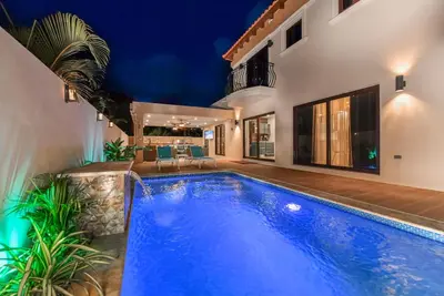 Image de New Listing: 3-Bdr/3. 5bath house with WiFi, Ac, private pool and beach supplies