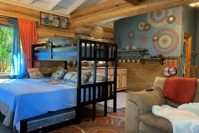 Image de Frog Pond Cozy, streamside family cabin for 3 - 4