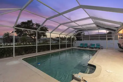 Image de 5 miles to the beach, 10 mins drive, Heated Pool!