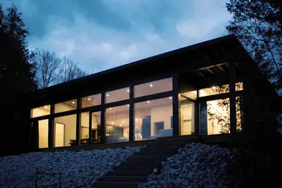 Image de Bellevue: A cozy, Scandinavian-style cottage nestled on a hill.