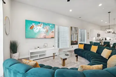 Image de The Houston Hangout: Modern Comfort & Style