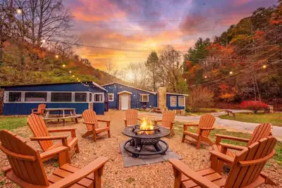 Image de Location! ★ Game R. ★ Movie R. ★ Hot Tub ★ Fire Pit ★ King Beds ★ Dollywood!