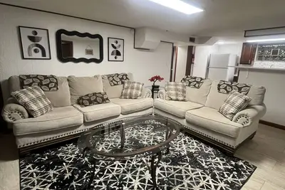 Image de Clean, Modern 2-bedroom appartment just two blocks from the university.