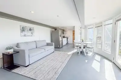 Image de Hillside Retreat: Stunning Views & Lush Gardens