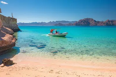 Image de Luxurious Beachfront Retreat with Stunning Bay Views- 1 Bedroom Penthouse