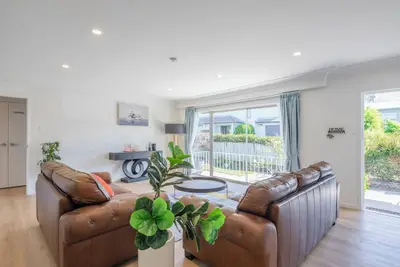 Image de Elegant 2-Bedroom Oasis in Royal Oak\n\n