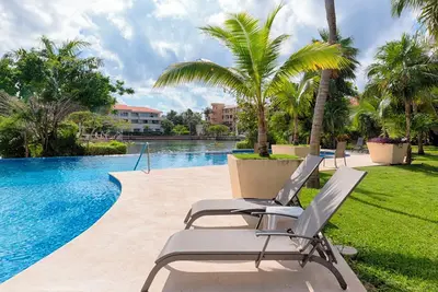 Image de High-End Waterfront Condo at Secrets Waters, Hot tube.