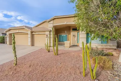 Image de Spacious 4-bedroom house with Pool, centrally located in Goodyear.
