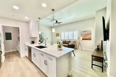 Image de Contemporary Modern Decor Newly Constructed Condo