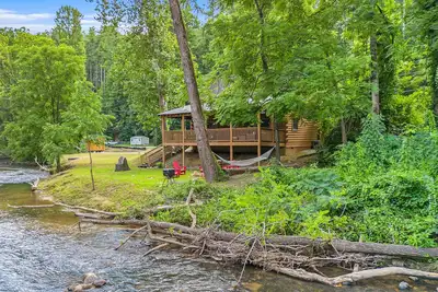 Image de Rare easy access Rv, trailer, & motorcycle parking, dog friendly cabin