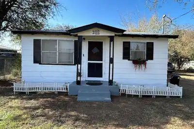 Image de Four Sisters Casita - Cozy country feel 2-bedroom house in town with WiFi & Ac.