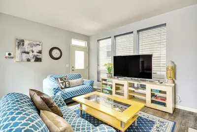 Image de 7 Mi to Dwtn Portland - Home w/ Patio!