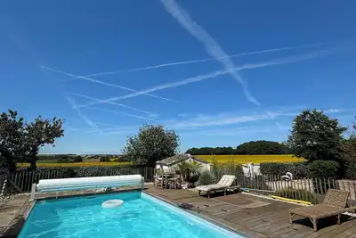Image de Maison de campagne rénovée avec piscine