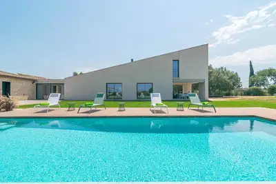 Image de Villa élégante avec vue et piscine