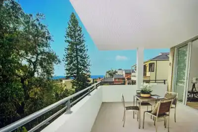 Image de Coogee Beach 5 minute walk. Coffee shops, restaurants. \nViews over iconic Coogee