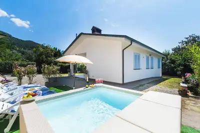 Image de Petite villa avec piscine.