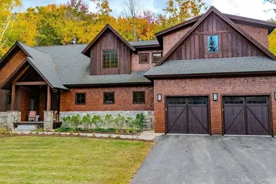 Image de ⛷ 7br Ski-In Hideaway | 🛁 Hot Tub | 🔥 Fire Pit | 🍖 Bbq | 🌅 Sunroom | Sleeps 19