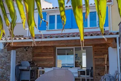 Image de Maison de pêcheur sur le port, pied dans l'eau