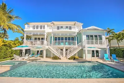 Image de The Sea Glass House~Luxury Oceanfront Estate~Pool Dock Views Jacuzzi Game Room FirePit Office More!