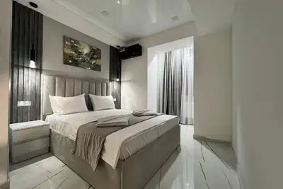Image de New Modern Classic City Center!
