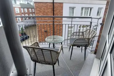 Tastefully Refurbed 2bed - 3 mins to Trinity & Docks