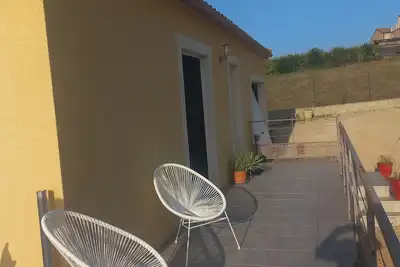 Image de Charmante maison avec jardin et piscine, A 5 min des centres commerciaux.