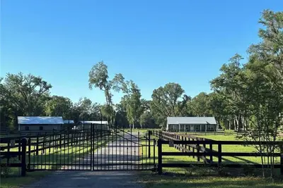 Image de 3-bedroom farmhouse with 4 stalls! Minutes from Wec