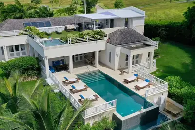 Image de A super, contemporary villa benefiting from private pools and rooftop dining