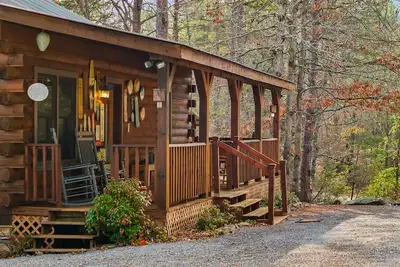 Image de Serenity-A Romantic Secluded Riverfront 1 level expansive log cabin with hot-tub