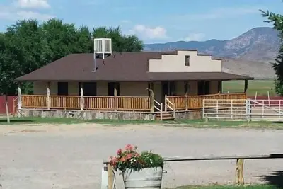 Image de Private Firepit | Small Pond w/ Kayaks | 24 Beds