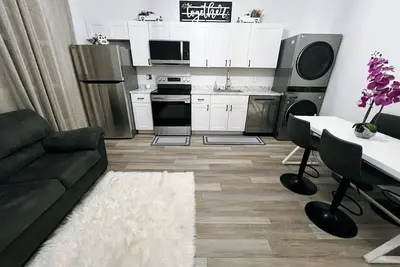 Image de Charming 1-bedroom apartment with pool, WiFi, Ac centrally located!