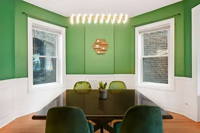 Image de 2br Wrigleyville Apt  Free Parking, Office, Fire Pit & Outdoor Space