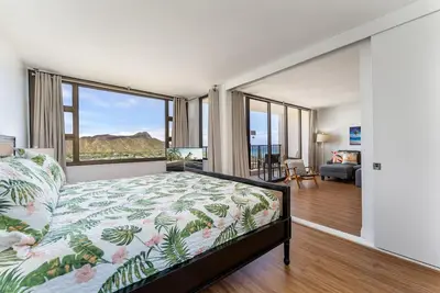 Image de Waikiki Banyan w/Ocean Views |  Free Parking | Block from Beach