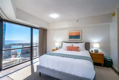 Image de 😎 Summer Special - Downtown Honolulu Skyview - 1Bed+Den- Free Parking 🏄‍♂️