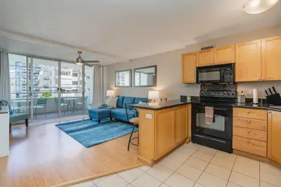 Image de Centrally Located Waikiki Condo - Accommodates 4