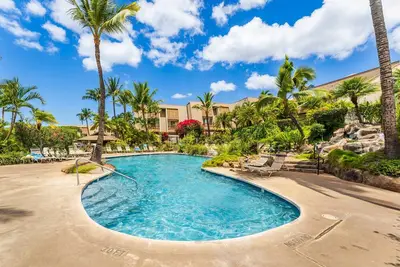 Image de 🏝️😎🏄🏻‍♀️Maui is Calling-Luxury, Family 2/2, Walk to Beach, Ocean View🏝️