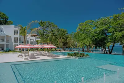 Image de Brand New 2 Bedroom luxury condo in Watercolors Community in West Bay