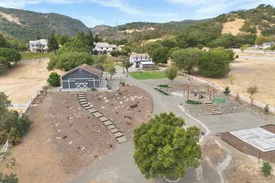 Scenic 3 Acre Wine Country Escape-Upper Level, Pool, Spa, Gym onsite