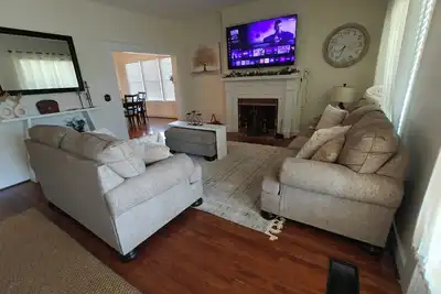 Image de 13. King bed, sleeps 22, historic 5-bedroom house in  Albertville with WiFi, Ac