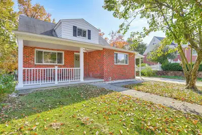 Image de 5 Mi to Downtown Baltimore: Quiet Home w/ Porch