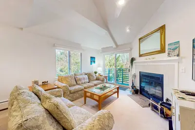 Image de Cozy condo w/ balcony, indoor pool, hot tub, sauna, gym, steam room