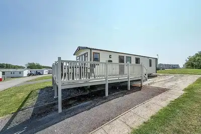 Image de Caravan with a spacious decking area at Sand le Mere Park, Yorkshire ref 71062me