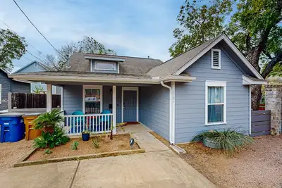 Image de Modern house located in East Austin with enclosed backyard