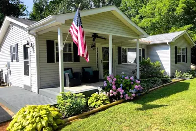 Image de Lakeside Escape ~ Waterfront w/Hot Tub (New Dock! )