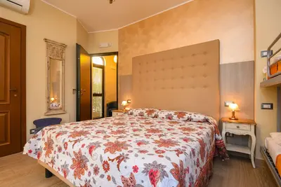 Image de Studio-Appartement-Sdb privée avec douche-Vue sur Rue