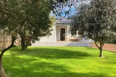 Four-Bedroom, sun-filled beach house, 500m to beach, shops & restaurants.