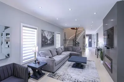 Image de In the Heart of Vaughan minutes to Vaughan Mills Shopping Center 1 Parking